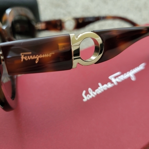 Ferragamo Oversized Sunglasses 53mm - Picture 6 of 8